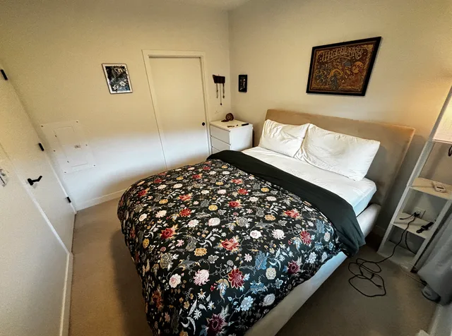 Picturesque 1 Bed & Den Apartment - 1 minute walk from train!